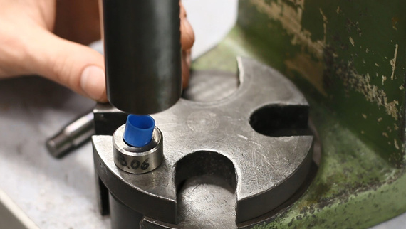Press-fit of a plastic plain bearing